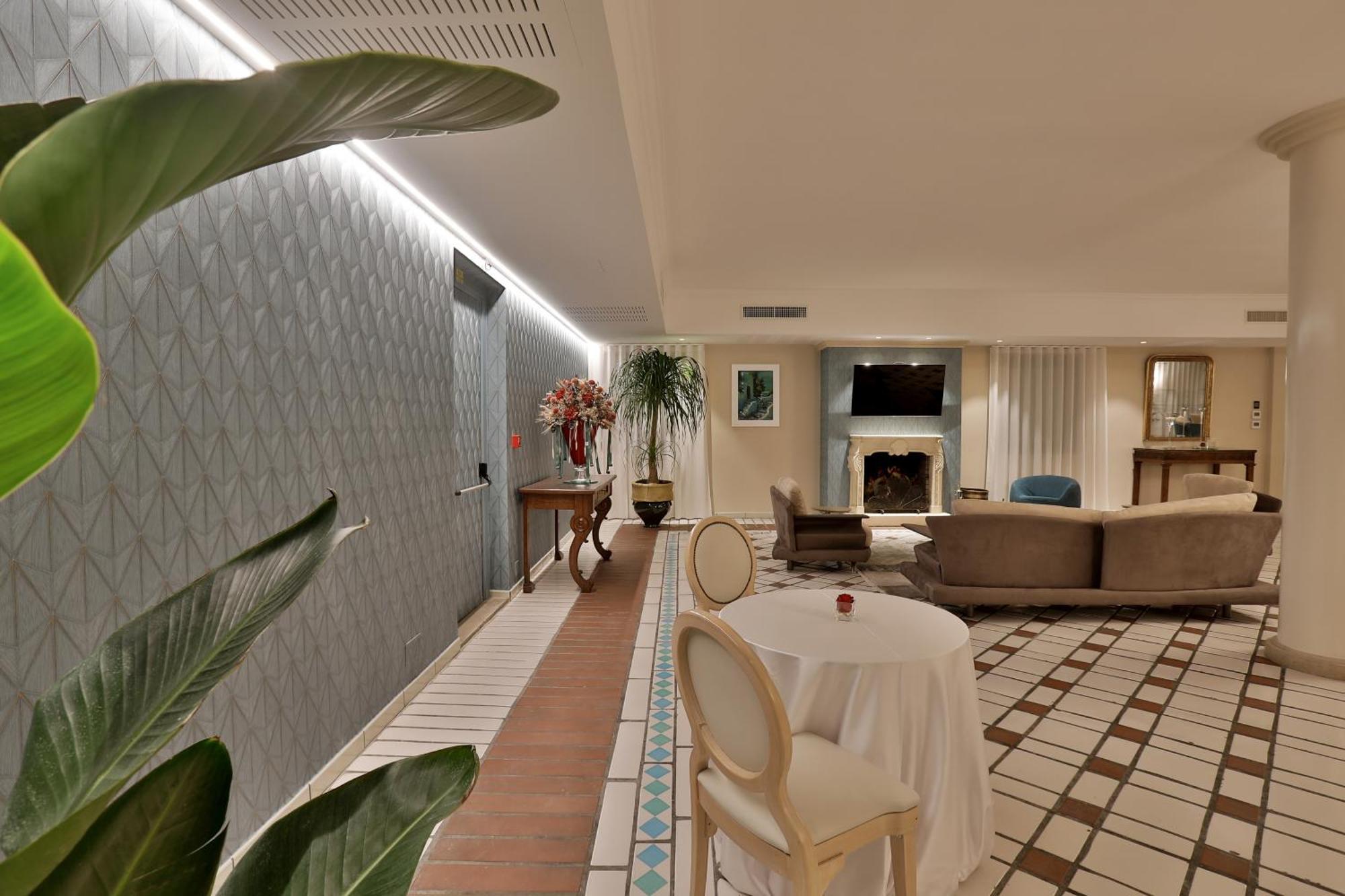 Hotel Hermitage Галатина Екстериор снимка